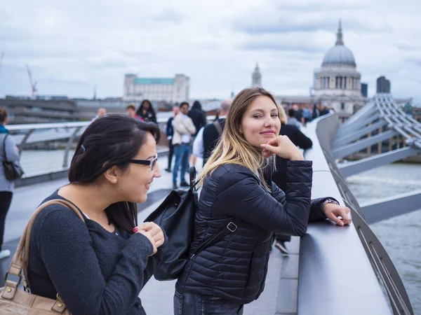 Dvě mladé dívky na Millennium Bridge v Londýně — Stock fotografie