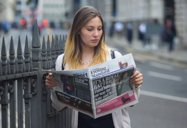 Güzel ve genç birbayan Londra Gazete okuyor