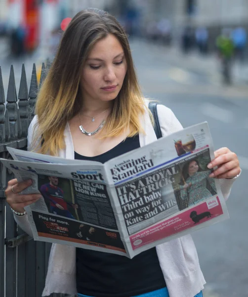 Sokakta bir gazete okuyor