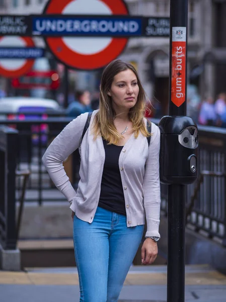 年轻女人在摆姿势在伦敦地铁站的一张照片 — 图库照片