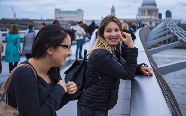 Kız Millennium Köprüsü'nde Thames Nehri - rahatlatıcı
