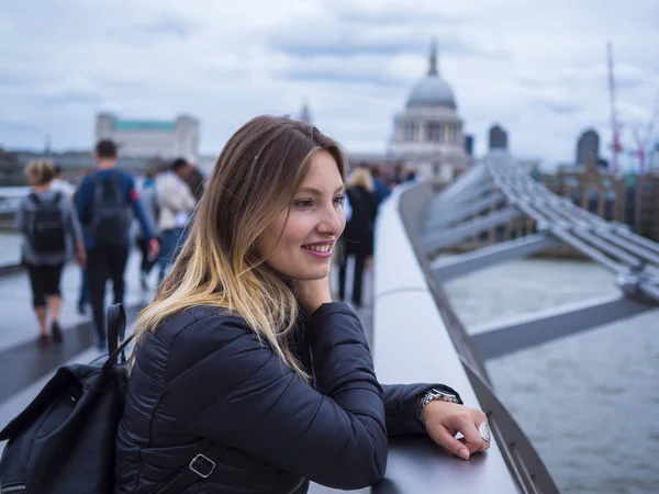 Typické turistické Foto - Pózování na Millennium Bridge v Londýně — Stock fotografie