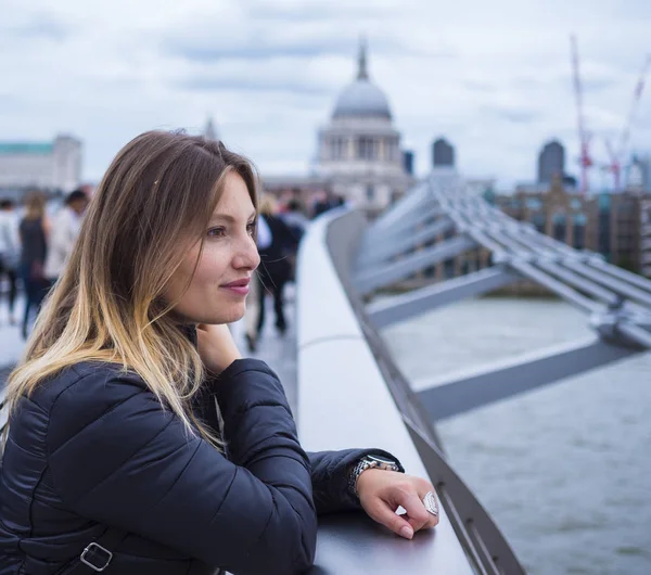 Kız Millennium Köprüsü'nde Thames Nehri - rahatlatıcı