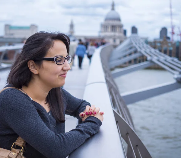 Gençlerin rahatla ve Londra'da Thames Nehri üzerinde manzarasının tadını çıkarın