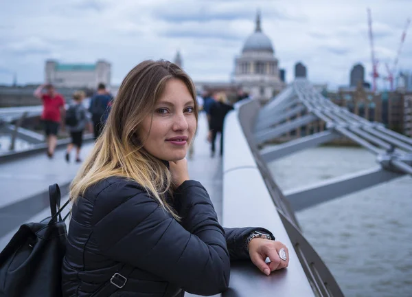 Tipik turist fotoğraf - Millennium Köprüsü'nde Londra poz