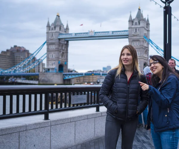 Drottningarna promenad på Tower Bridge London — Stockfoto