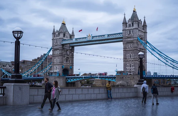 The Queens Walk Tower Bridgessä Lontoossa — kuvapankkivalokuva