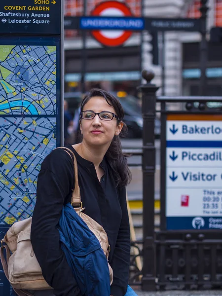 Londra - Piccadilly Circus bir turistik gezi genç kız