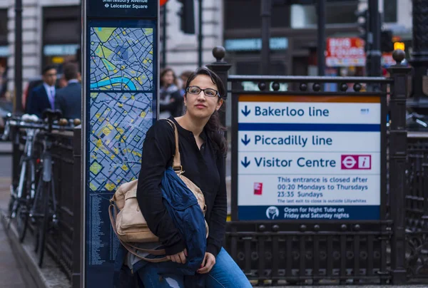 ピカデリー サーカス、ロンドン - 写真撮影のため人気で有名な地下鉄の入り口 — ストック写真