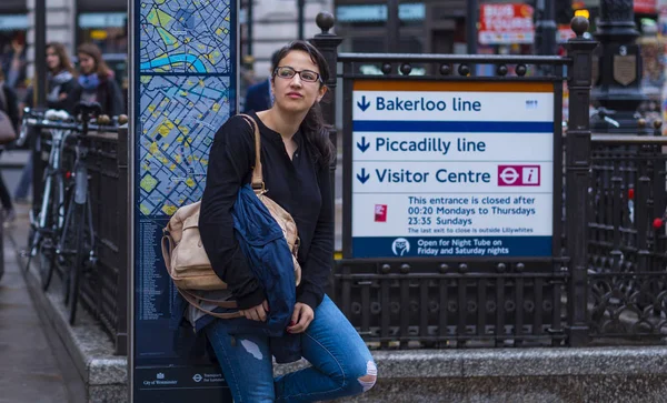 Londra - Piccadilly Circus bir turistik gezi genç kız