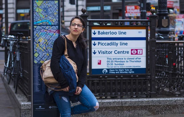 Genç ve güzel kız Londra'da