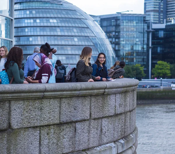 Njuter av utsikten från London City Hall och mer London Riverside — Stockfoto