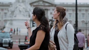 İki kız Londra ziyaret edin ve gezi ve gezi keyfini çıkarın
