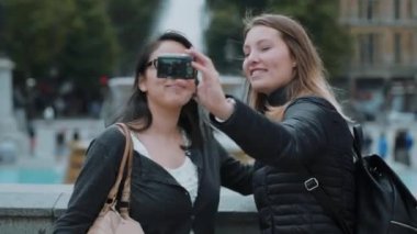 Kızlar selfies bir şehir gezisi sırasında Londra'ya olun