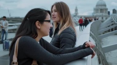 Londra'ya bir gezi geziye iki kız arkadaşım