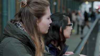 İki kız Londra ziyaret edin ve gezi ve gezi keyfini çıkarın