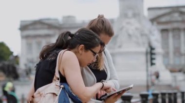 Londra - bir turistik gezi üzerinde iki arkadaş ziyaret