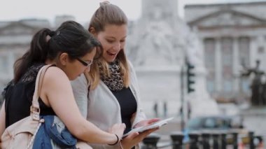 Londra - bir turistik gezi üzerinde iki arkadaş ziyaret