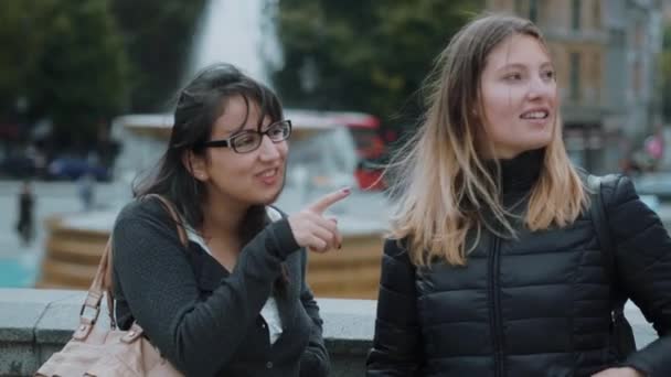 Dos chicas visitan Londres y disfrutan del viaje y el turismo — Vídeo de stock