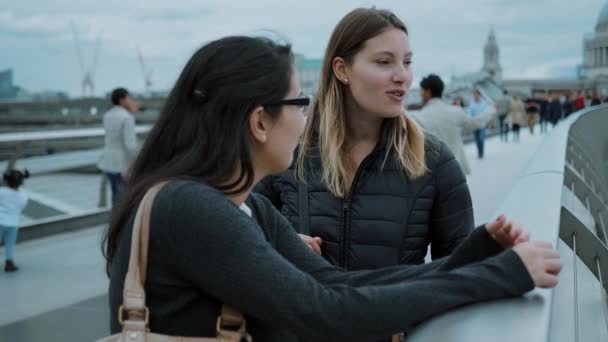 Girlfriends on the Millennium Bridge in London - city trip sightseeing — Stock Video