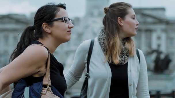 Dos chicas visitan el Palacio de Buckingham en Londres — Vídeos de Stock