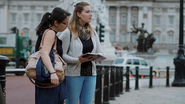 Londen - twee vrienden op een uitstapje — Stockvideo