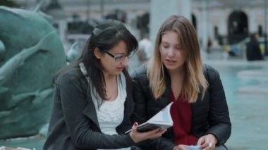 İki kız, şehir merkezi Londra seyahat rehberi okuyun