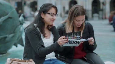 Londra'ya bir gezi geziye iki kız arkadaşım