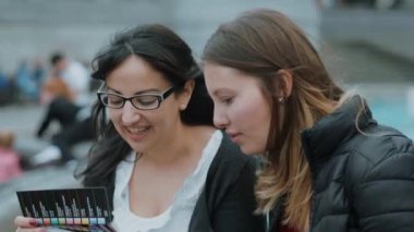 Londra'ya bir gezi geziye iki kız arkadaşım