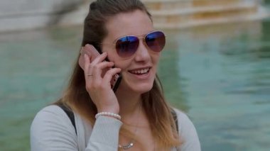 Genç kız bir telefon alıyor