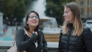 Londra - bir turistik gezi üzerinde iki arkadaş ziyaret
