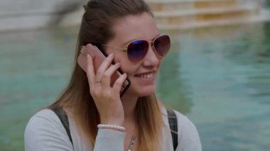 Genç kız bir telefon alıyor