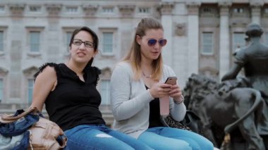 İki kız Londra ziyaret edin ve gezi ve gezi keyfini çıkarın
