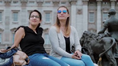 Londra'ya bir gezi geziye iki kız arkadaşım