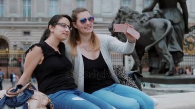 Kızlar selfies bir şehir gezisi sırasında Londra'ya olun