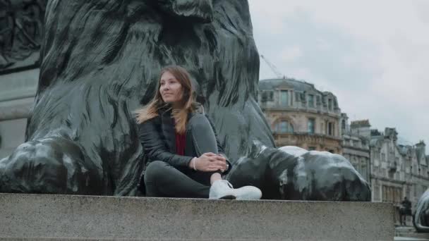 Belle fille pose pour une photo dans la ville de Londres — Video