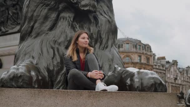 Gyönyörű lány pózol egy fotó, a city of London — Stock videók