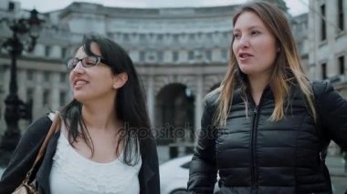 İki kız Londra ziyaret edin ve gezi ve gezi keyfini çıkarın