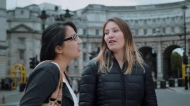 İki kız Londra ziyaret edin ve gezi ve gezi keyfini çıkarın