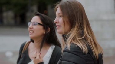 Londra - bir turistik gezi üzerinde iki arkadaş ziyaret