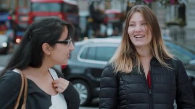 Londra - bir turistik gezi üzerinde iki arkadaş ziyaret