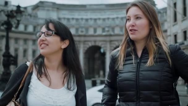 Två flickor besöka London och njut av resan och sightseeing — Stockvideo