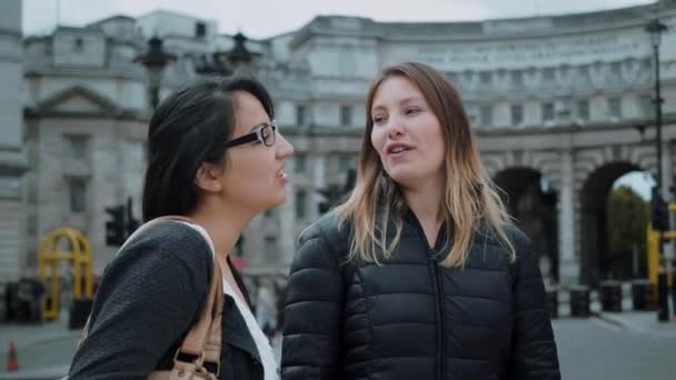 Две девушки посещают Лондон и наслаждаются поездкой и осмотром достопримечательностей — стоковое видео
