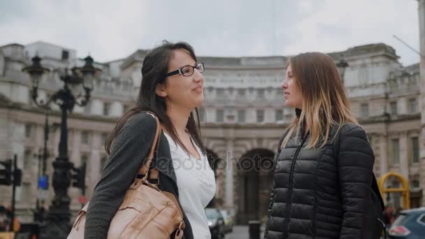 Visitando Londres - dois amigos em uma viagem de turismo — Vídeo de Stock