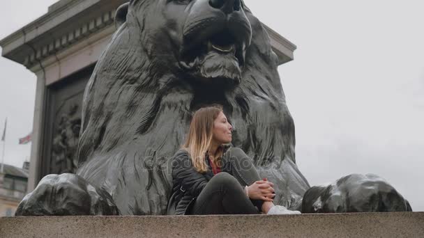 Посещение Лондона - два друга в экскурсионной поездке — стоковое видео