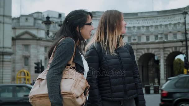 Dos mujeres jóvenes en un recorrido turístico por Londres — Vídeo de stock