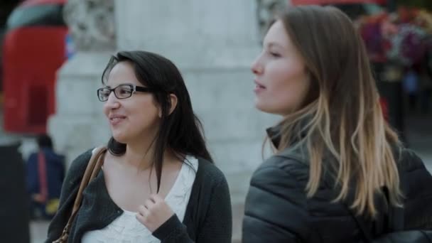 Två unga flickor i London - city sightseeing — Stockvideo