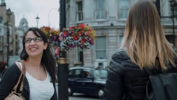 二人の女の子はロンドンを訪問し、旅行と観光をお楽しみください。 — ストック動画