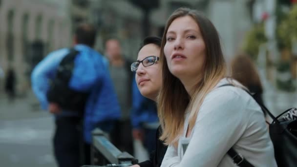 Dos mujeres jóvenes en un recorrido turístico por Londres — Vídeo de stock
