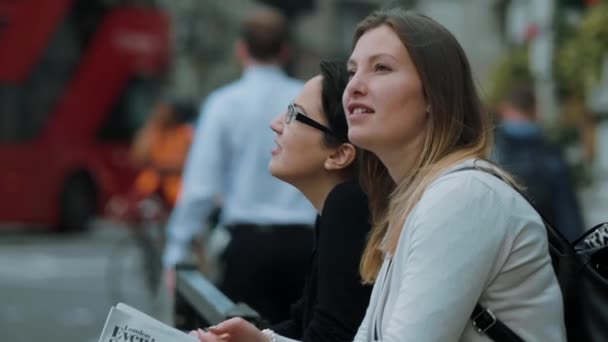 Dos mujeres jóvenes en un recorrido turístico por Londres — Vídeos de Stock